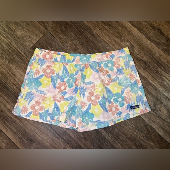 Patagonia Women's 2.5" Barely Baggies Shorts
Channeling Spring/Natural - Picture 1 of 5